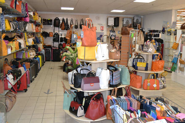 Vue intérieure de la boutique de boreal maroquinerie , boutique spécialisée dans la vente de sac a main , maroquinerie et bagages multi marques , lancaster, m