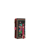 Face : Pochette téléphone bandoulière Nicole Lee Keep Dreaming, vue de face
Portée : Femme portant la pochette téléphone Nicole Lee en bandoulière
Ouverte : Intérieur de la pochette Nicole Lee avec support téléphone et cartes
Dos : Dragonne arrière réglable de la pochette téléphone Nicole Lee