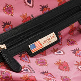 Face : Sac à main Nicole Lee Keep Dreaming à fleurs et strass, vue de face
Porté : Femme portant le sac Nicole Lee Keep Dreaming à la main
Détail : Fleurs en relief, sequins et clous du sac Nicole Lee Keep Dreaming
Intérieur : Doublure imprimée et poches du sac Nicole Lee Keep Dreaming