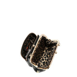 Face : Petit sac bandoulière Nicole Lee à motif Londres, vue de face
Porté : Femme portant le sac Nicole Lee Londres en bandoulière
Intérieur : Compartiments intérieurs du petit sac Nicole Lee Londres
Détail : Plaque logo à strass et finitions argentées du sac Nicole Lee