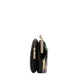 Face : Petit sac bandoulière Nicole Lee à motif Londres, vue de face
Porté : Femme portant le sac Nicole Lee Londres en bandoulière
Intérieur : Compartiments intérieurs du petit sac Nicole Lee Londres
Détail : Plaque logo à strass et finitions argentées du sac Nicole Lee