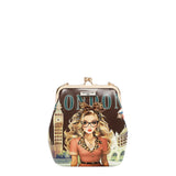 Face : Petit sac bandoulière Nicole Lee à motif Londres, vue de face
Porté : Femme portant le sac Nicole Lee Londres en bandoulière
Intérieur : Compartiments intérieurs du petit sac Nicole Lee Londres
Détail : Plaque logo à strass et finitions argentées du sac Nicole Lee