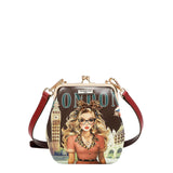 Face : Petit sac bandoulière Nicole Lee à motif Londres, vue de face
Porté : Femme portant le sac Nicole Lee Londres en bandoulière
Intérieur : Compartiments intérieurs du petit sac Nicole Lee Londres
Détail : Plaque logo à strass et finitions argentées du sac Nicole Lee