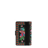 Face : Portefeuille compact RFID Nicole Lee Keep Dreaming, vue de face
Ouvert : Intérieur du portefeuille compact Nicole Lee avec emplacements cartes
Dos : Compartiment monnaie zippé à tirette cœur du portefeuille Nicole Lee
Dans un sac : Portefeuille compact Nicole Lee glissé dans un petit sac à main