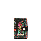 Face : Portefeuille compact RFID Nicole Lee Keep Dreaming, vue de face
Ouvert : Intérieur du portefeuille compact Nicole Lee avec emplacements cartes
Dos : Compartiment monnaie zippé à tirette cœur du portefeuille Nicole Lee
Dans un sac : Portefeuille compact Nicole Lee glissé dans un petit sac à main