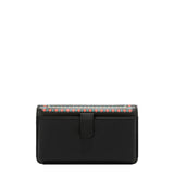 Face : Portefeuille bandoulière Nicole Lee en simili cuir grainé, vue de face
Porté : Femme portant le portefeuille Nicole Lee en bandoulière
Ouvert : Intérieur du portefeuille Nicole Lee avec emplacements cartes
Dos : Poche téléphone aimantée au dos du portefeuille Nicole Lee
