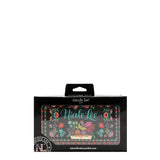 Face : Portefeuille bandoulière Nicole Lee en simili cuir grainé, vue de face
Porté : Femme portant le portefeuille Nicole Lee en bandoulière
Ouvert : Intérieur du portefeuille Nicole Lee avec emplacements cartes
Dos : Poche téléphone aimantée au dos du portefeuille Nicole Lee