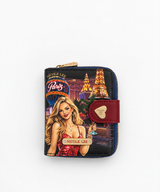 Face : Porte-cartes Nicole Lee collection Las Vegas à strass, vue de face
Ouvert : Rangements intérieurs du porte-cartes Nicole Lee Las Vegas
Accès rapide : Emplacement carte à accès rapide du porte-cartes Nicole Lee
Détail : Ornements strass et bijoux du porte-cartes Nicole Lee