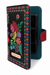 Face : Étui téléphone portefeuille Nicole Lee à monogramme NL, vue de face
Ouvert : Intérieur de l'étui Nicole Lee avec support téléphone et cartes
Au poignet : Étui téléphone Nicole Lee porté au poignet avec sa dragonne
Détail : Monogramme NL et plaque logo dorée de l'étui Nicole Lee