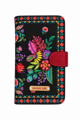 Face : Étui téléphone portefeuille Nicole Lee à monogramme NL, vue de face
Ouvert : Intérieur de l'étui Nicole Lee avec support téléphone et cartes
Au poignet : Étui téléphone Nicole Lee porté au poignet avec sa dragonne
Détail : Monogramme NL et plaque logo dorée de l'étui Nicole Lee
