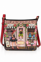 Face : Sac seau Nicole Lee collection Sugar Day à strass, vue de face
Porté : Femme portant le sac seau Nicole Lee en bandoulière
Détail : Ornements strass et bijoux du sac seau Nicole Lee
Intérieur : Poches intérieures du sac seau Nicole Lee Sugar Day