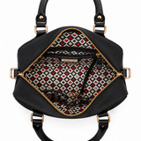 Face : Sac cabas Nicole Lee collection Las Vegas noir à imprimé pin-up, vue de face
Porté : Femme portant le sac Nicole Lee Las Vegas en bandoulière
Détail : Breloques dés et perles et panneau Las Vegas en strass du sac Nicole Lee
Intérieur : Intérieur zippé du sac cabas Nicole Lee Las Vegas