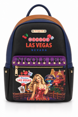 Face : Sac à dos Nicole Lee Las Vegas format A4 à strass, vue de face
Porté : Femme portant le sac à dos Nicole Lee Las Vegas avec port USB
USB : Port USB de recharge du sac à dos Nicole Lee
Intérieur : Emplacement ordinateur et compartiments du sac à dos Nicole Lee