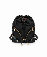 Face : Sac à dos Nicole Lee collection Las Vegas, vue de face
Porté : Femme portant le sac à dos Nicole Lee Las Vegas
Dos : Bretelles ajustables du sac à dos Nicole Lee Las Vegas
Ouvert : Compartiment principal et poches du sac à dos Nicole Lee