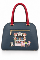Face : Sac mandoline Nicole Lee collection Sugar Day à strass, vue de face
Porté : Femme portant le sac mandoline Nicole Lee en bandoulière
Détail : Ornements strass et bijoux du sac mandoline Nicole Lee
Ouvert : Poches intérieures du sac mandoline Nicole Lee Sugar Day