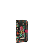 Face : Pochette téléphone bandoulière Nicole Lee Keep Dreaming, vue de face
Portée : Femme portant la pochette téléphone Nicole Lee en bandoulière
Ouverte : Intérieur de la pochette Nicole Lee avec support téléphone et cartes
Dos : Dragonne arrière réglable de la pochette téléphone Nicole Lee