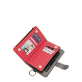 Face : Pochette téléphone bandoulière Nicole Lee Keep Dreaming, vue de face
Portée : Femme portant la pochette téléphone Nicole Lee en bandoulière
Ouverte : Intérieur de la pochette Nicole Lee avec support téléphone et cartes
Dos : Dragonne arrière réglable de la pochette téléphone Nicole Lee