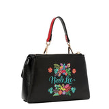 Face : Sac à main Nicole Lee Keep Dreaming à fleurs et strass, vue de face
Porté : Femme portant le sac Nicole Lee Keep Dreaming à la main
Détail : Fleurs en relief, sequins et clous du sac Nicole Lee Keep Dreaming
Intérieur : Doublure imprimée et poches du sac Nicole Lee Keep Dreaming