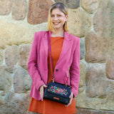 Face : Sac à main Nicole Lee Keep Dreaming à fleurs et strass, vue de face
Porté : Femme portant le sac Nicole Lee Keep Dreaming à la main
Détail : Fleurs en relief, sequins et clous du sac Nicole Lee Keep Dreaming
Intérieur : Doublure imprimée et poches du sac Nicole Lee Keep Dreaming