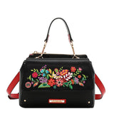 Face : Sac à main Nicole Lee Keep Dreaming à fleurs et strass, vue de face
Porté : Femme portant le sac Nicole Lee Keep Dreaming à la main
Détail : Fleurs en relief, sequins et clous du sac Nicole Lee Keep Dreaming
Intérieur : Doublure imprimée et poches du sac Nicole Lee Keep Dreaming