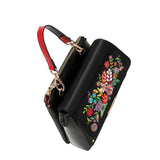 Face : Sac à main Nicole Lee Keep Dreaming à fleurs et strass, vue de face
Porté : Femme portant le sac Nicole Lee Keep Dreaming à la main
Détail : Fleurs en relief, sequins et clous du sac Nicole Lee Keep Dreaming
Intérieur : Doublure imprimée et poches du sac Nicole Lee Keep Dreaming