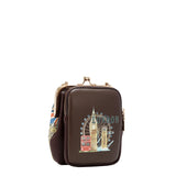 Face : Petit sac bandoulière Nicole Lee à motif Londres, vue de face
Porté : Femme portant le sac Nicole Lee Londres en bandoulière
Intérieur : Compartiments intérieurs du petit sac Nicole Lee Londres
Détail : Plaque logo à strass et finitions argentées du sac Nicole Lee