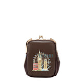 Face : Petit sac bandoulière Nicole Lee à motif Londres, vue de face
Porté : Femme portant le sac Nicole Lee Londres en bandoulière
Intérieur : Compartiments intérieurs du petit sac Nicole Lee Londres
Détail : Plaque logo à strass et finitions argentées du sac Nicole Lee