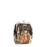 Face : Petit sac bandoulière Nicole Lee à motif Londres, vue de face
Porté : Femme portant le sac Nicole Lee Londres en bandoulière
Intérieur : Compartiments intérieurs du petit sac Nicole Lee Londres
Détail : Plaque logo à strass et finitions argentées du sac Nicole Lee