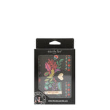 Face : Portefeuille compact RFID Nicole Lee Keep Dreaming, vue de face
Ouvert : Intérieur du portefeuille compact Nicole Lee avec emplacements cartes
Dos : Compartiment monnaie zippé à tirette cœur du portefeuille Nicole Lee
Dans un sac : Portefeuille compact Nicole Lee glissé dans un petit sac à main