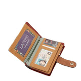 Face : Portefeuille compact RFID Nicole Lee Keep Dreaming, vue de face
Ouvert : Intérieur du portefeuille compact Nicole Lee avec emplacements cartes
Dos : Compartiment monnaie zippé à tirette cœur du portefeuille Nicole Lee
Dans un sac : Portefeuille compact Nicole Lee glissé dans un petit sac à main