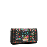 Face : Portefeuille bandoulière Nicole Lee en simili cuir grainé, vue de face
Porté : Femme portant le portefeuille Nicole Lee en bandoulière
Ouvert : Intérieur du portefeuille Nicole Lee avec emplacements cartes
Dos : Poche téléphone aimantée au dos du portefeuille Nicole Lee