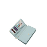 Face : Portefeuille bandoulière Nicole Lee en simili cuir grainé, vue de face
Porté : Femme portant le portefeuille Nicole Lee en bandoulière
Ouvert : Intérieur du portefeuille Nicole Lee avec emplacements cartes
Dos : Poche téléphone aimantée au dos du portefeuille Nicole Lee