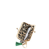 Face : Petit portefeuille Nikky en simili cuir avec fermoir clip, vue de face
Ouvert : Intérieur du portefeuille Nikky avec emplacements cartes
Fermoir : Porte-monnaie à fermoir clip du portefeuille Nikky ouvert
Dos : Poche zippée à franges au dos du portefeuille Nikky
