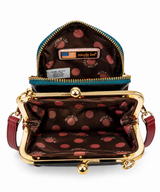 Face : Sac bandoulière Nicole Lee à fermoir clip, vue de face
Porté : Femme portant le sac Nicole Lee à fermoir clip en bandoulière
Ouvert : Compartiments intérieurs du sac Nicole Lee à fermoir clip
Détail : Fermoir clip rétro et finitions du sac Nicole Lee