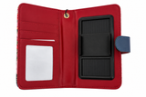 Face : Étui téléphone portefeuille Nicole Lee à monogramme NL, vue de face
Ouvert : Intérieur de l'étui Nicole Lee avec support téléphone et cartes
Au poignet : Étui téléphone Nicole Lee porté au poignet avec sa dragonne
Détail : Monogramme NL et plaque logo dorée de l'étui Nicole Lee