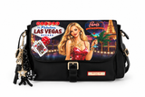Face : Sac besace Nicole Lee collection Las Vegas, vue de face
Porté : Femme portant la besace Nicole Lee Las Vegas à l'épaule
Poches : Poches de rangement du sac besace Nicole Lee Las Vegas
Détail : Détail de l'imprimé Las Vegas de la besace Nicole Lee
