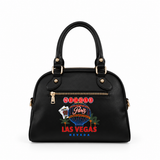 Face : Sac cabas Nicole Lee collection Las Vegas noir à imprimé pin-up, vue de face
Porté : Femme portant le sac Nicole Lee Las Vegas en bandoulière
Détail : Breloques dés et perles et panneau Las Vegas en strass du sac Nicole Lee
Intérieur : Intérieur zippé du sac cabas Nicole Lee Las Vegas