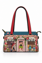 Face : Sac baguette Nicole Lee collection Sugar Day à strass, vue de face
Porté : Femme portant le sac baguette Nicole Lee Sugar Day à l'épaule
Détail : Ornements strass et bijoux du sac baguette Nicole Lee
Ouvert : Trois compartiments du sac baguette Nicole Lee Sugar Day