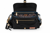 Face : Sac besace Nicole Lee collection Las Vegas, vue de face
Porté : Femme portant la besace Nicole Lee Las Vegas à l'épaule
Poches : Poches de rangement du sac besace Nicole Lee Las Vegas
Détail : Détail de l'imprimé Las Vegas de la besace Nicole Lee
