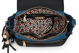 Face : Sac besace Nicole Lee collection Las Vegas, vue de face
Porté : Femme portant la besace Nicole Lee Las Vegas à l'épaule
Poches : Poches de rangement du sac besace Nicole Lee Las Vegas
Détail : Détail de l'imprimé Las Vegas de la besace Nicole Lee