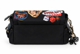 Face : Sac besace Nicole Lee collection Las Vegas, vue de face
Porté : Femme portant la besace Nicole Lee Las Vegas à l'épaule
Poches : Poches de rangement du sac besace Nicole Lee Las Vegas
Détail : Détail de l'imprimé Las Vegas de la besace Nicole Lee