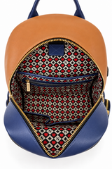 Face : Sac à dos Nicole Lee Las Vegas format A4 à strass, vue de face
Porté : Femme portant le sac à dos Nicole Lee Las Vegas avec port USB
USB : Port USB de recharge du sac à dos Nicole Lee
Intérieur : Emplacement ordinateur et compartiments du sac à dos Nicole Lee