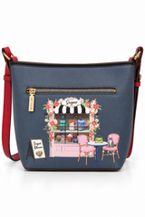 Face : Sac seau Nicole Lee collection Sugar Day à strass, vue de face
Porté : Femme portant le sac seau Nicole Lee en bandoulière
Détail : Ornements strass et bijoux du sac seau Nicole Lee
Intérieur : Poches intérieures du sac seau Nicole Lee Sugar Day