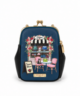Face : Sac bandoulière Nicole Lee à fermoir clip, vue de face
Porté : Femme portant le sac Nicole Lee à fermoir clip en bandoulière
Ouvert : Compartiments intérieurs du sac Nicole Lee à fermoir clip
Détail : Fermoir clip rétro et finitions du sac Nicole Lee