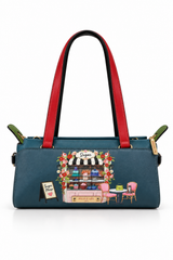 Face : Sac baguette Nicole Lee collection Sugar Day à strass, vue de face
Porté : Femme portant le sac baguette Nicole Lee Sugar Day à l'épaule
Détail : Ornements strass et bijoux du sac baguette Nicole Lee
Ouvert : Trois compartiments du sac baguette Nicole Lee Sugar Day