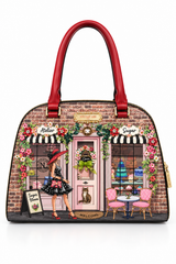Face : Sac mandoline Nicole Lee collection Sugar Day à strass, vue de face
Porté : Femme portant le sac mandoline Nicole Lee en bandoulière
Détail : Ornements strass et bijoux du sac mandoline Nicole Lee
Ouvert : Poches intérieures du sac mandoline Nicole Lee Sugar Day