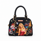 Face : Sac cabas Nicole Lee collection Las Vegas noir à imprimé pin-up, vue de face
Porté : Femme portant le sac Nicole Lee Las Vegas en bandoulière
Détail : Breloques dés et perles et panneau Las Vegas en strass du sac Nicole Lee
Intérieur : Intérieur zippé du sac cabas Nicole Lee Las Vegas