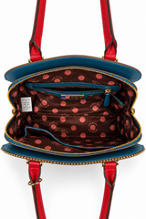 Face : Sac mandoline Nicole Lee collection Sugar Day à strass, vue de face
Porté : Femme portant le sac mandoline Nicole Lee en bandoulière
Détail : Ornements strass et bijoux du sac mandoline Nicole Lee
Ouvert : Poches intérieures du sac mandoline Nicole Lee Sugar Day